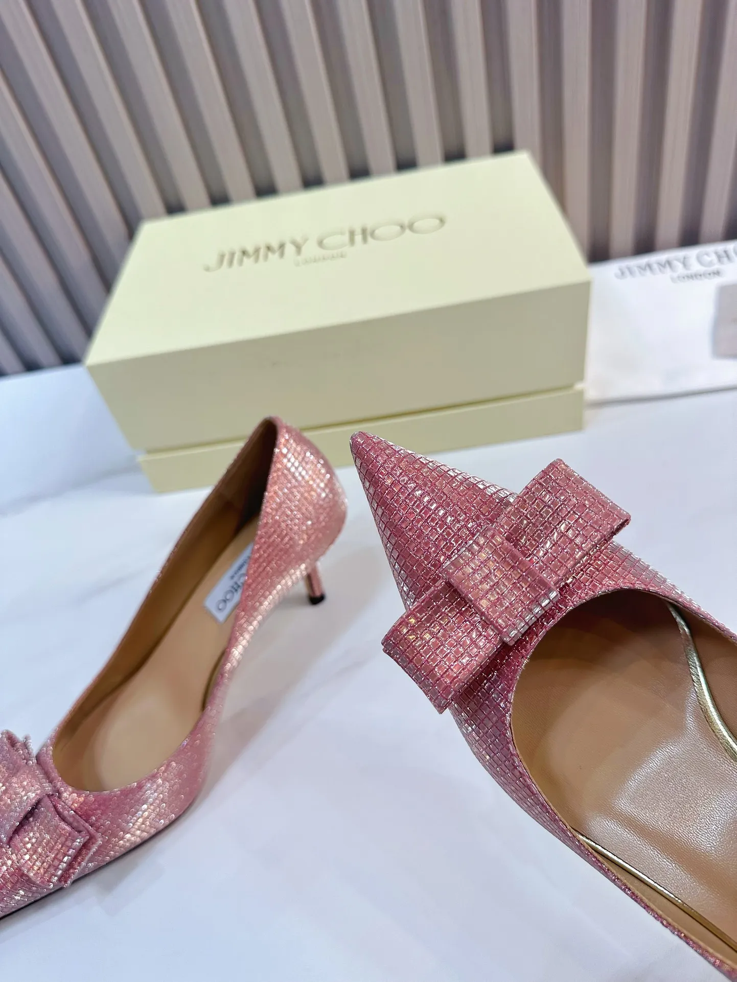 👟👟Ex-factory price 620👟👟 JIMMY CHOO (Jimmy CHOO) 💝💝💝 is a very comprehensive noble fashion lifestyle brand, with a series of women's high-heeled, medium-heeled, flat-heeled sandals with the same straps from major fashion bloggers and celebrities in Hong Kong and the United States.  The Australian pointed toe, round toe and square toe series are simply beautiful. Fall in love with elegance and playful sense of the future. Just by looking at them, you want to own them immediately, but you can really think about a pair of exquisite high heels~~~~~~~~~~~~~~~~~ 💝This series is specially designed for extraordinary and indifferent ladies, thus creating a unique overall effect, Jimmy Choo Design products that inspire women to move forward and show their charm💝💝💝 1⃣️Material: Imported cowhide 2⃣️Inner: Imported Italian lambskin, super soft and delicate 3⃣️Outsole: Imported Italian original original color genuine leather outsole Heel height 6.5 4⃣️Code number: 35 to 39 (34, 40, 41 customized)